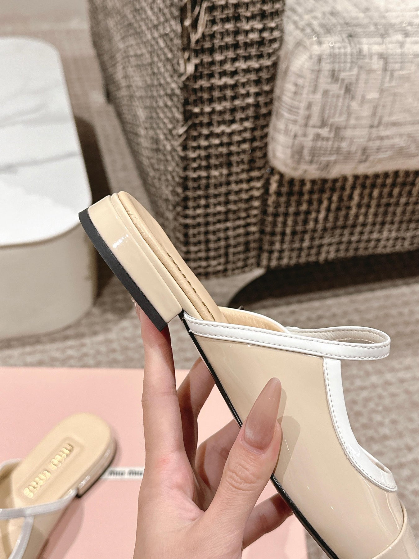 FLAT MULE IN BISQUE BEIGE PATENT CALFSKIN