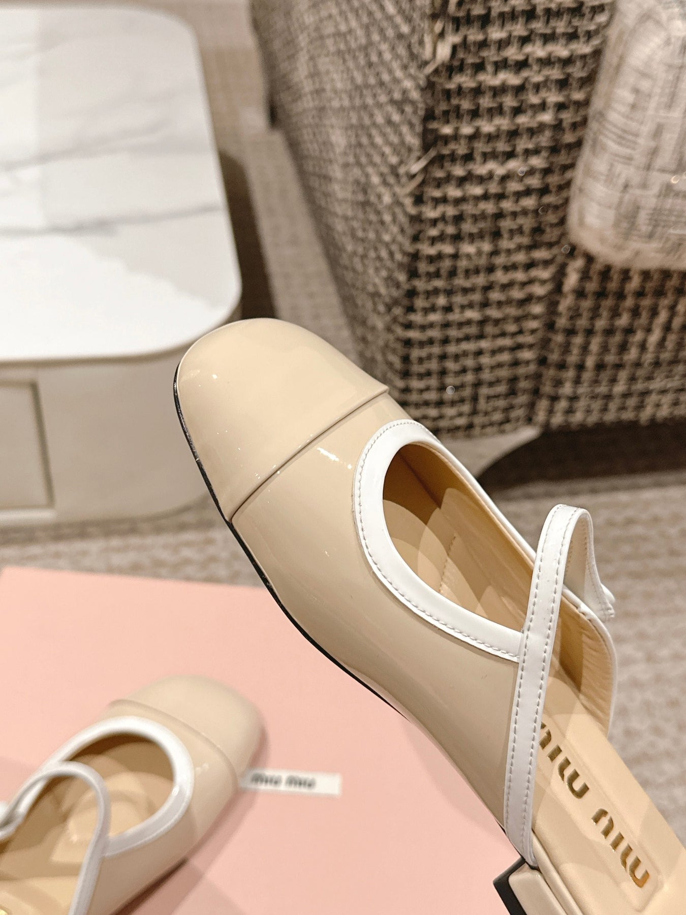 FLAT MULE IN BISQUE BEIGE PATENT CALFSKIN