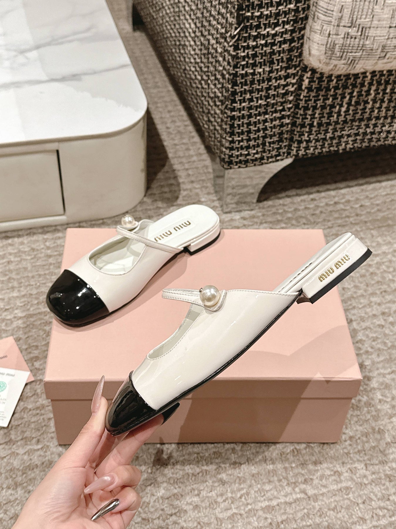 FLAT MULE IN WHITE MIX BLACK PATENT CALFSKIN