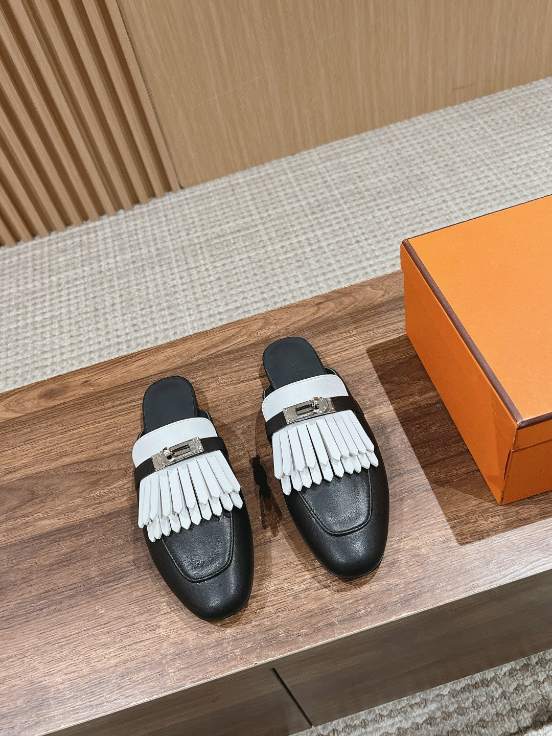 OZ Mule Fringed Black/White