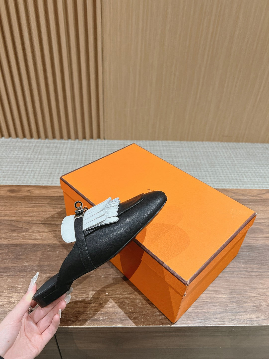 OZ Mule Fringed Black/White