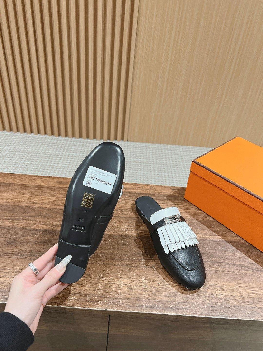 OZ Mule Fringed Black/White