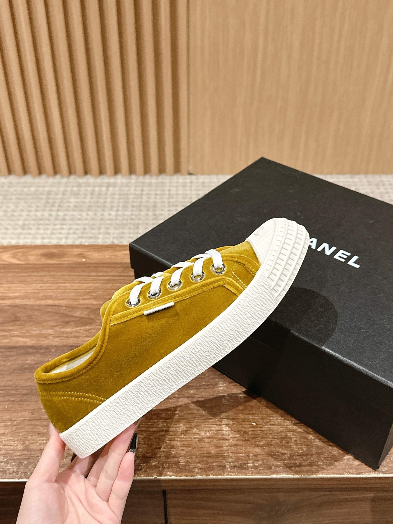 CONVERSE SNEAKER IN DIJON YELLOW VELVET