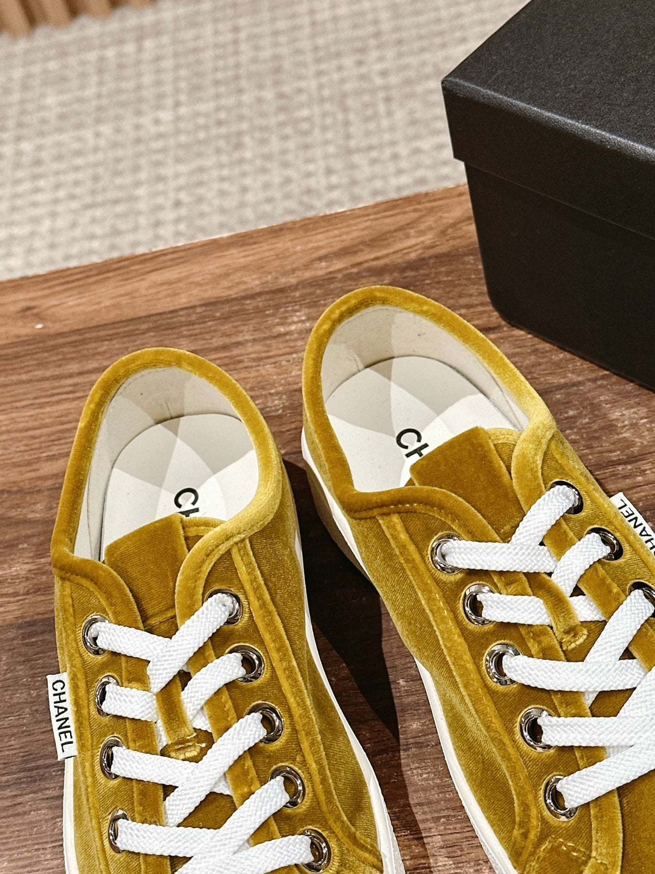 CONVERSE SNEAKER IN DIJON YELLOW VELVET