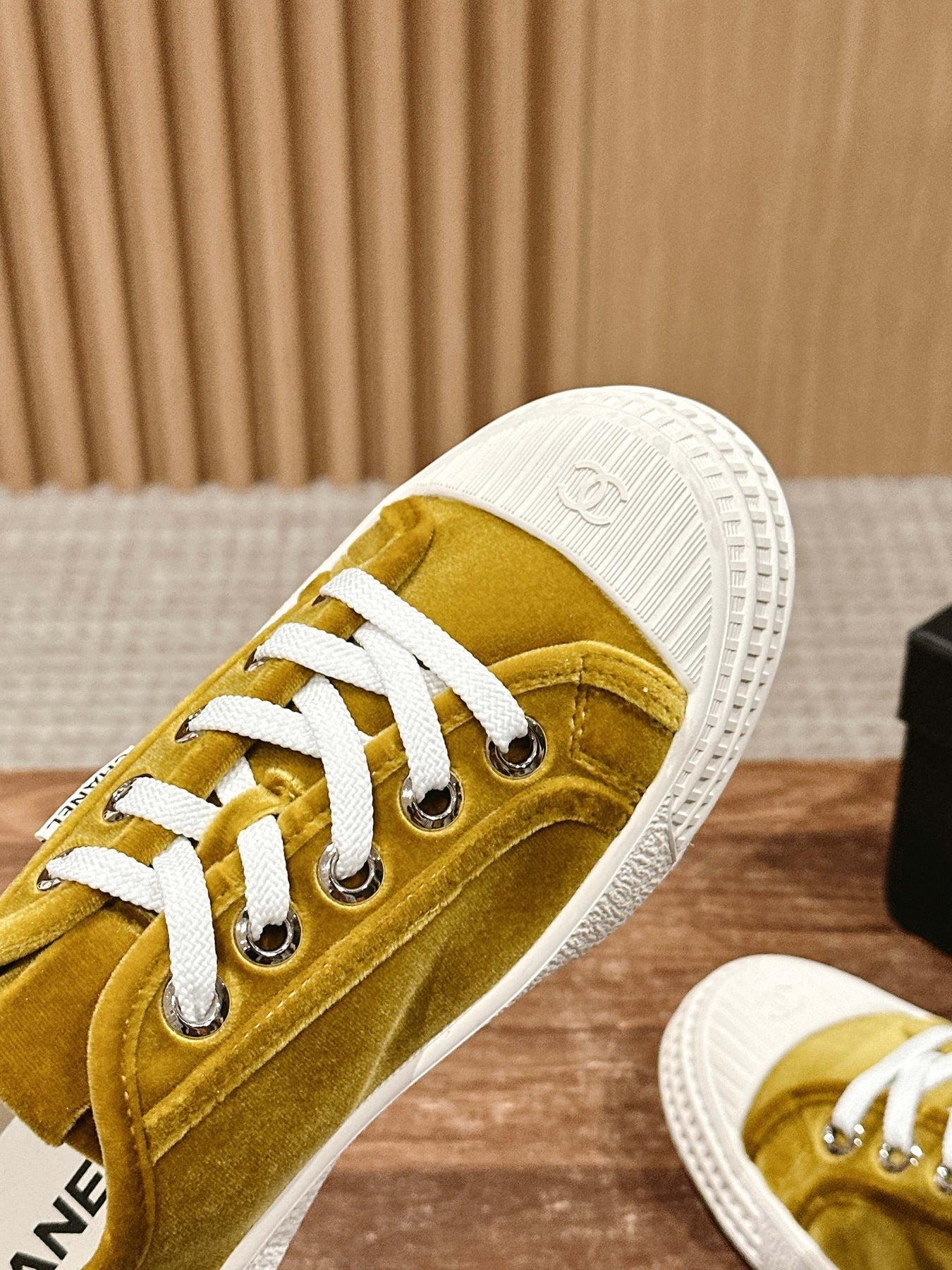 CONVERSE SNEAKER IN DIJON YELLOW VELVET