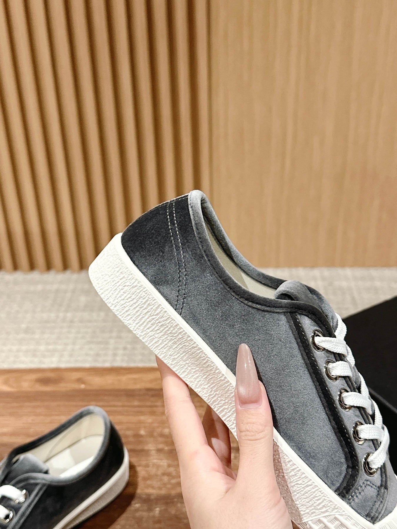 CONVERSE SNEAKER IN CHARCOAL BLACK VELVET