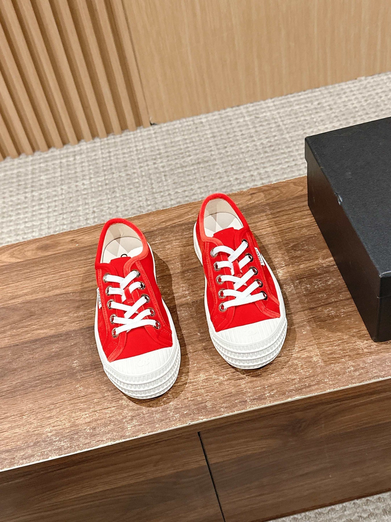 CONVERSE SNEAKER IN RUBY RED VELVET