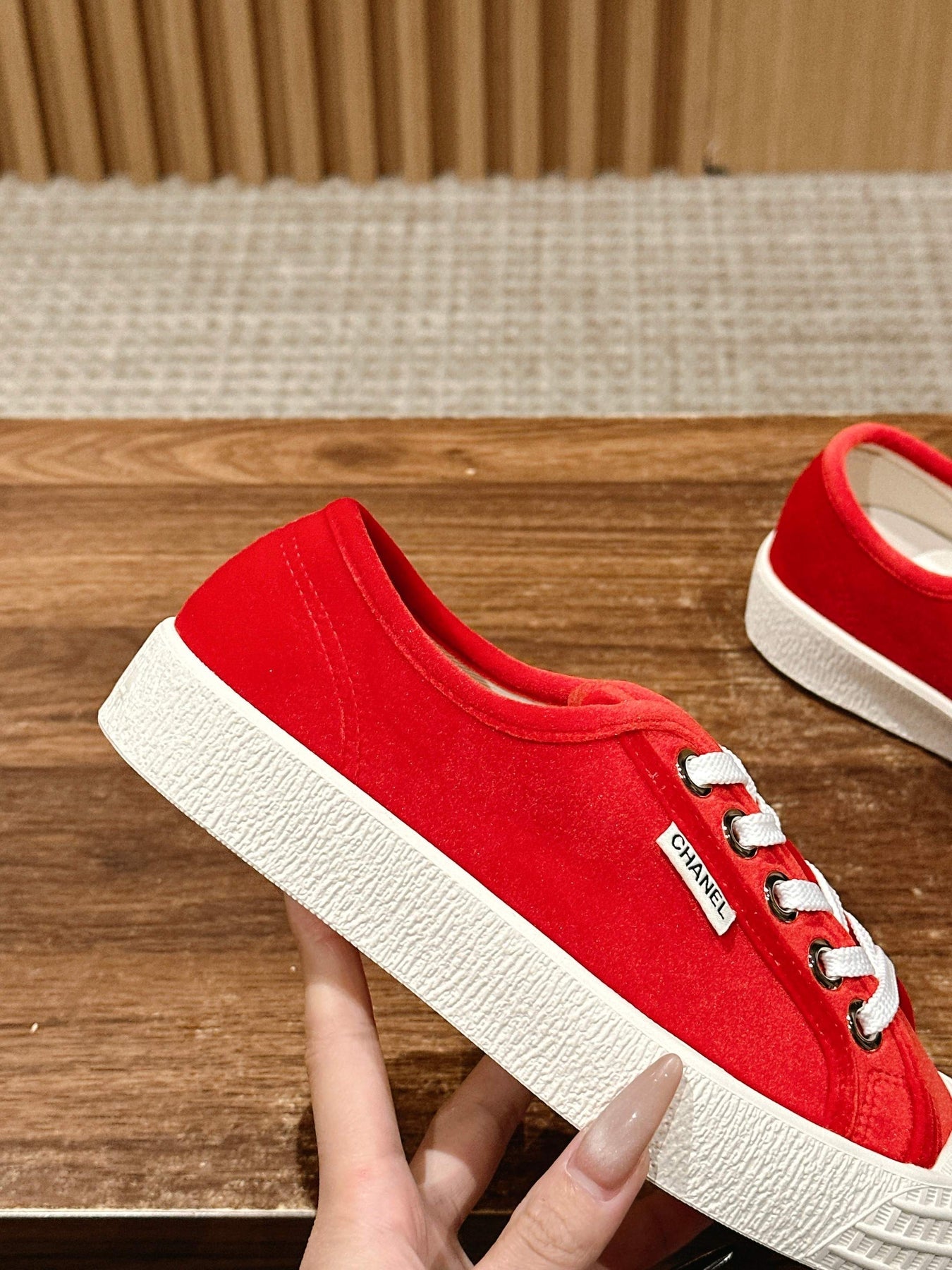 CONVERSE SNEAKER IN RUBY RED VELVET