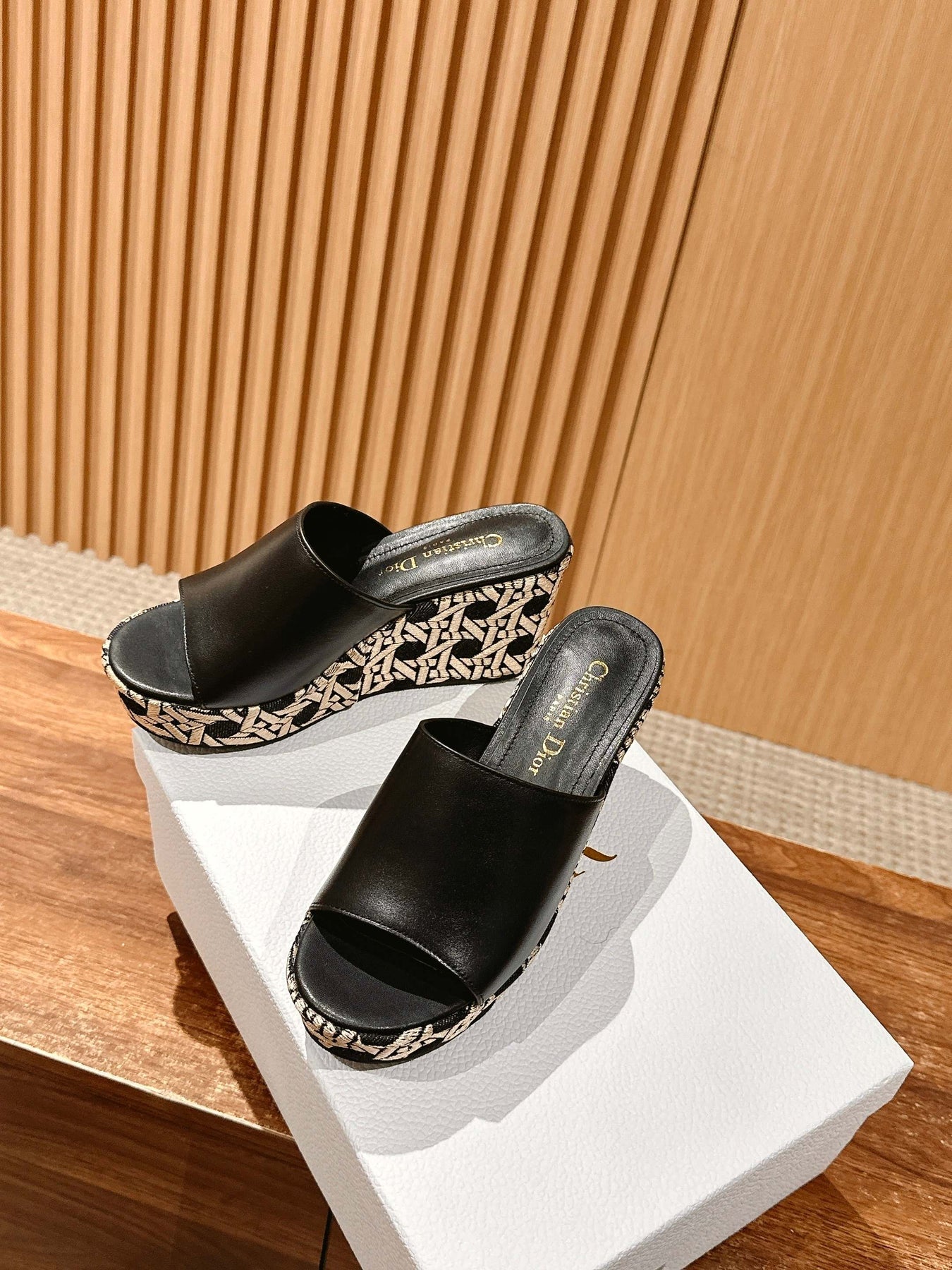 ATTITUDE WEDGE SLIDE 90MM IN BLACK CALFSKIN CANVAS SOLE