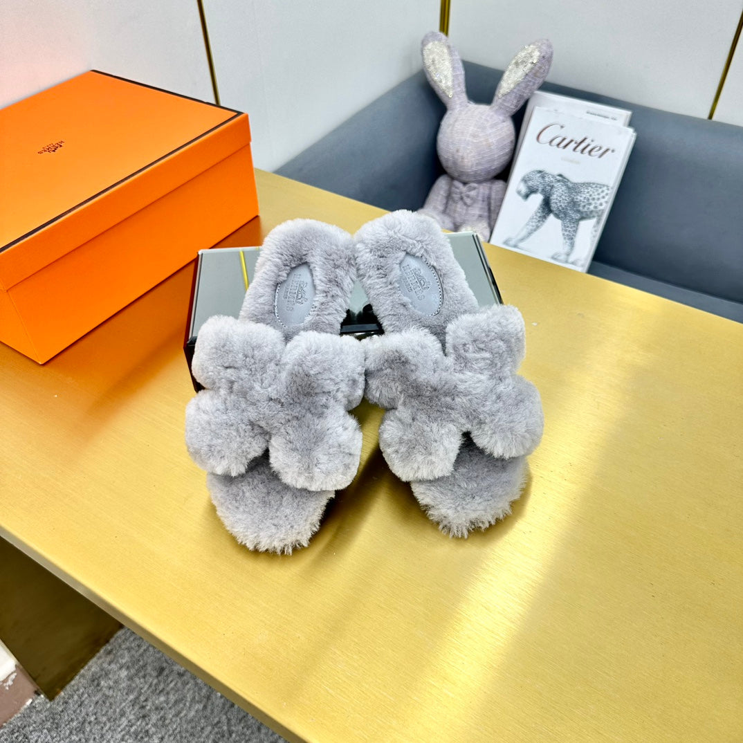ORAN SHEARLING SANDALS SILVER GRAY
