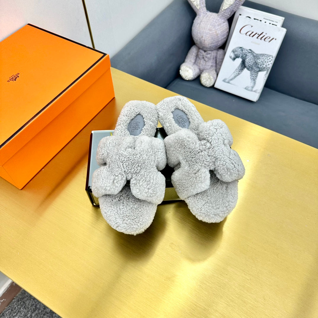 ORAN SHEARLING SANDALS PALE GRAY