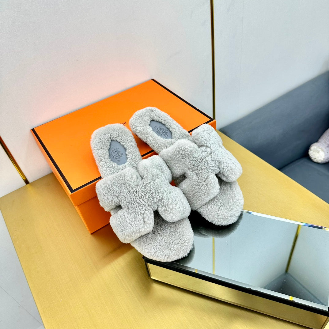ORAN SHEARLING SANDALS PALE GRAY