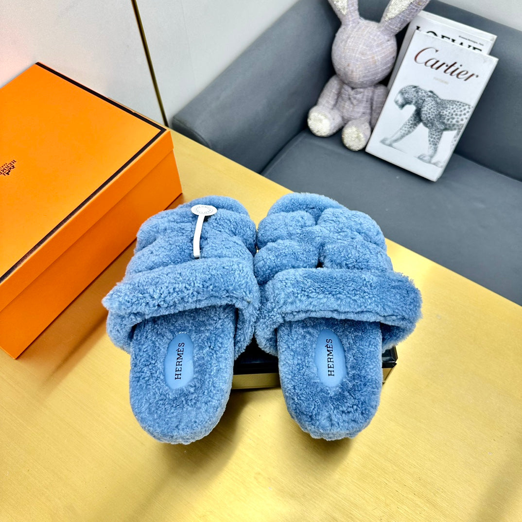 CHYPRE SANDAL IN OCEAN BLUE SHEARLING