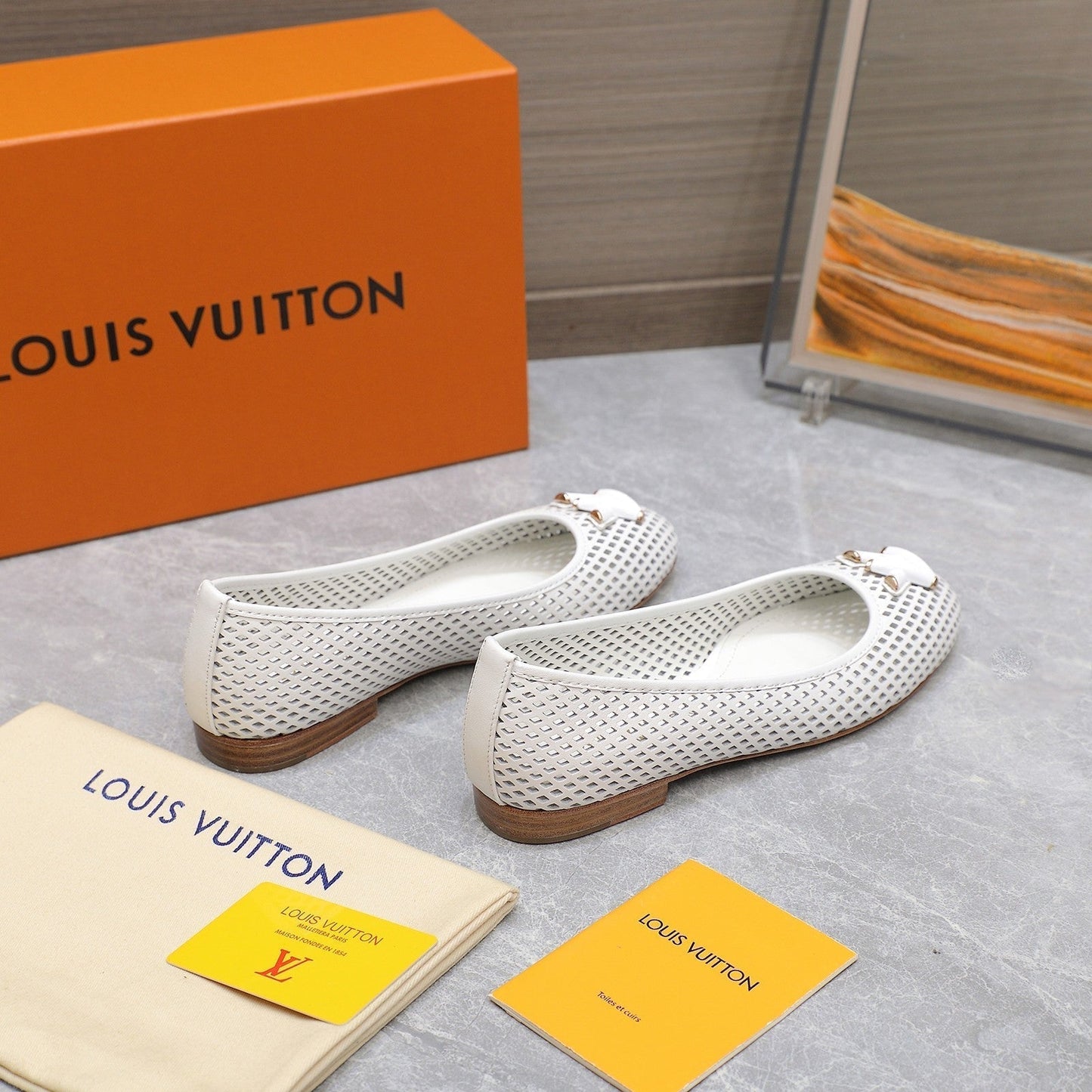 LV WOMEN'S BALLET FLAT IN WHITE CALFSKIN WITH PERFORATION CRAFTMANSHIP