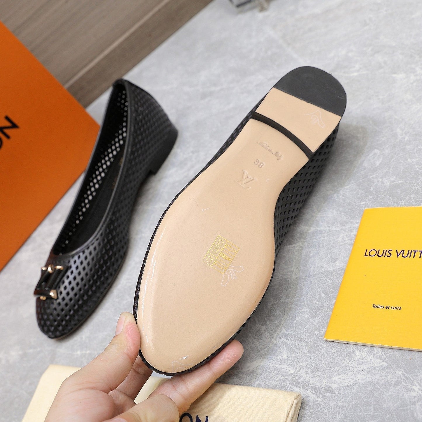 LV WOMEN'S BALLET FLAT IN BLACK CALFSKIN WITH PERFORATION CRAFTMANSHIP