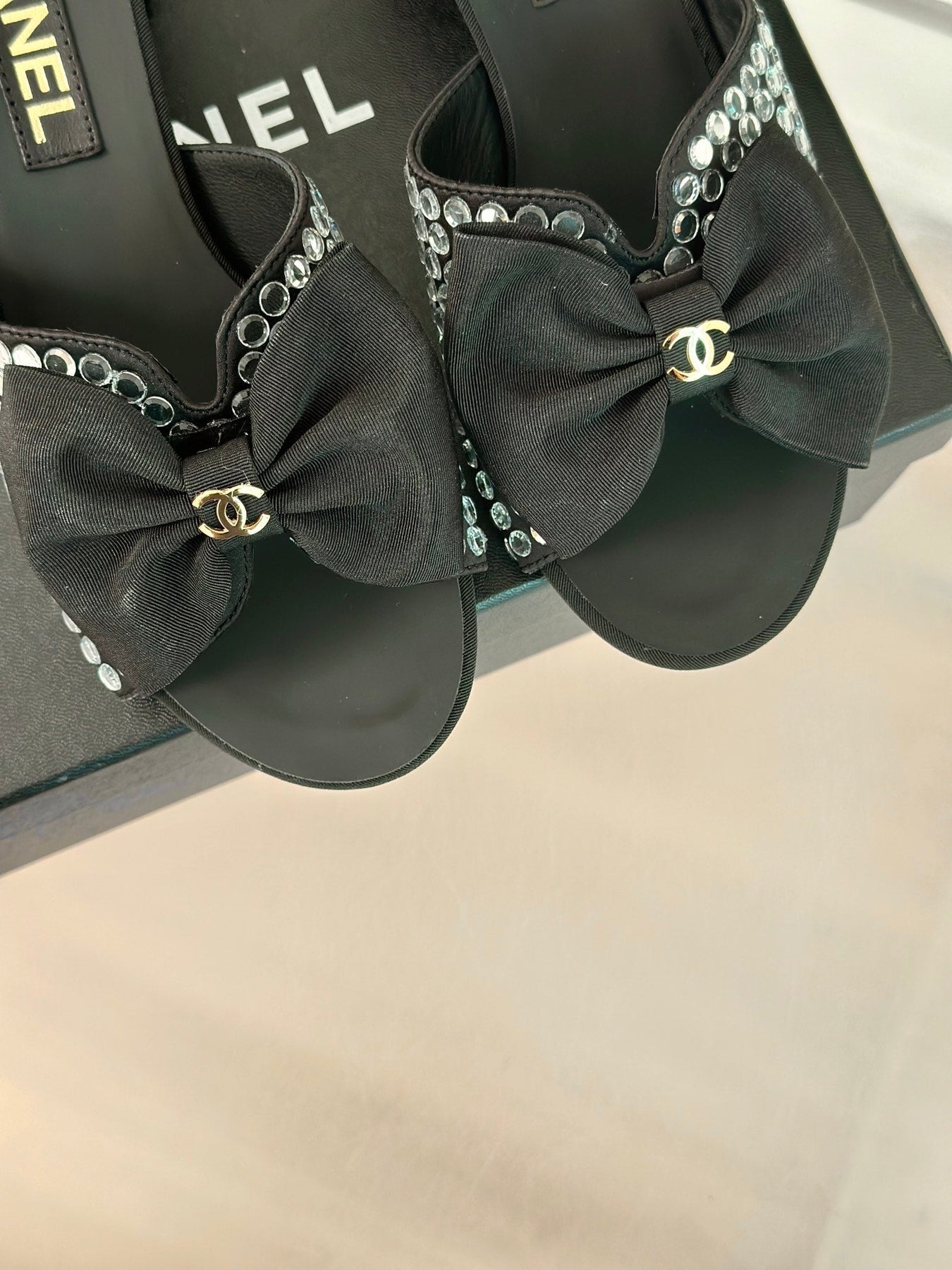 BLOCK HEEL MULE WITH WHITE RHINESTONES IN BLACK LAMBSKIN