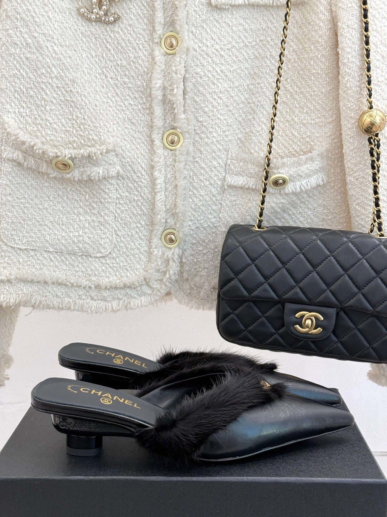 RABBIT FUR POINTED-TOE MULE IN BLACK LAMBSKIN