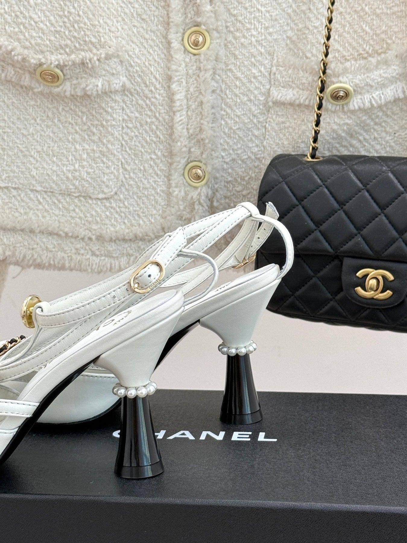 CHAIN BOW HIGH HEEL 8 CM SLINGBACKS IN WHITE SUEDE