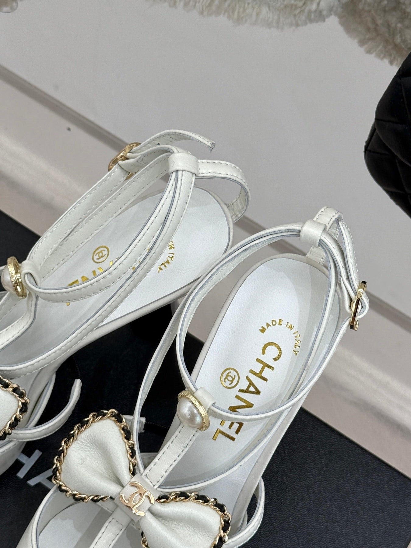 CHAIN BOW HIGH HEEL 8 CM SLINGBACKS IN WHITE SUEDE