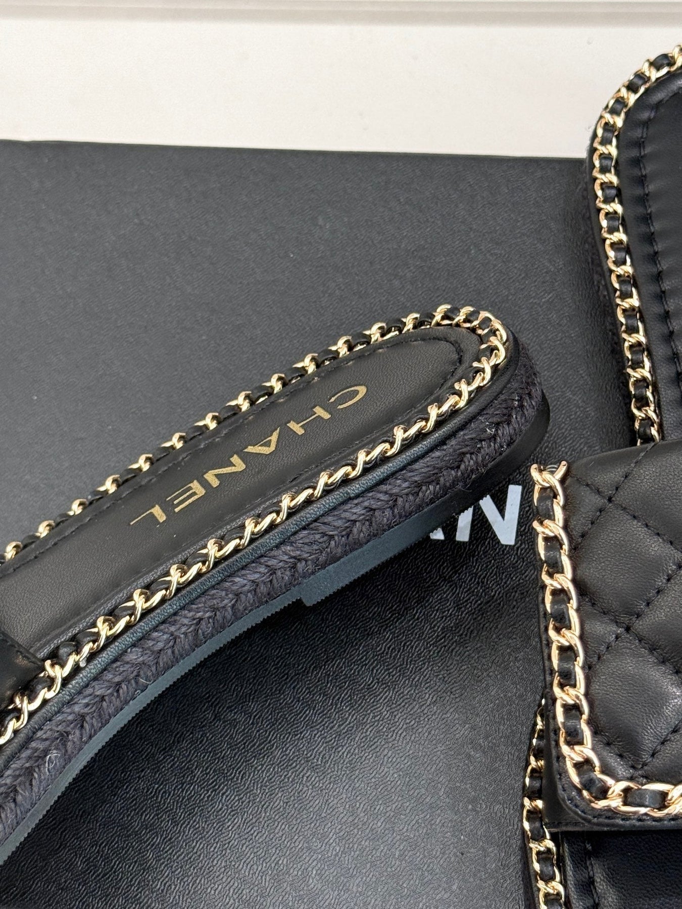 FLAT CHAIN HEART SLIPPER IN BLACK LAMBSKIN