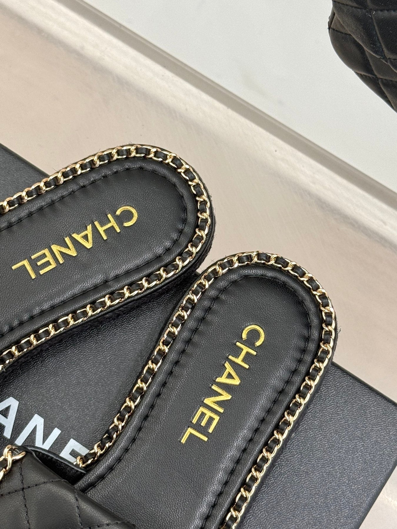 FLAT CHAIN HEART SLIPPER IN BLACK LAMBSKIN