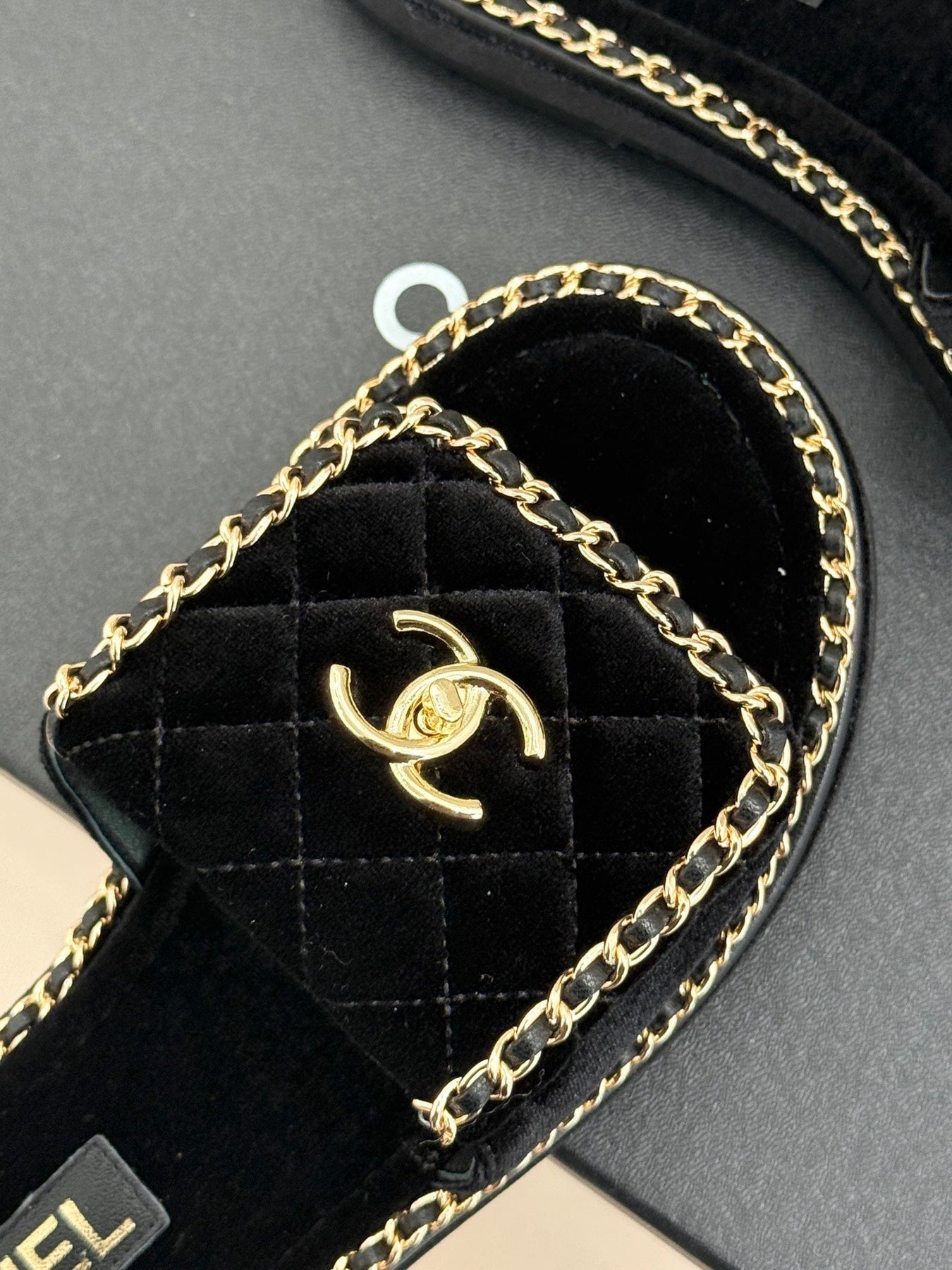 FLAT CHAIN HEART SLIPPER IN BLACK VELVET