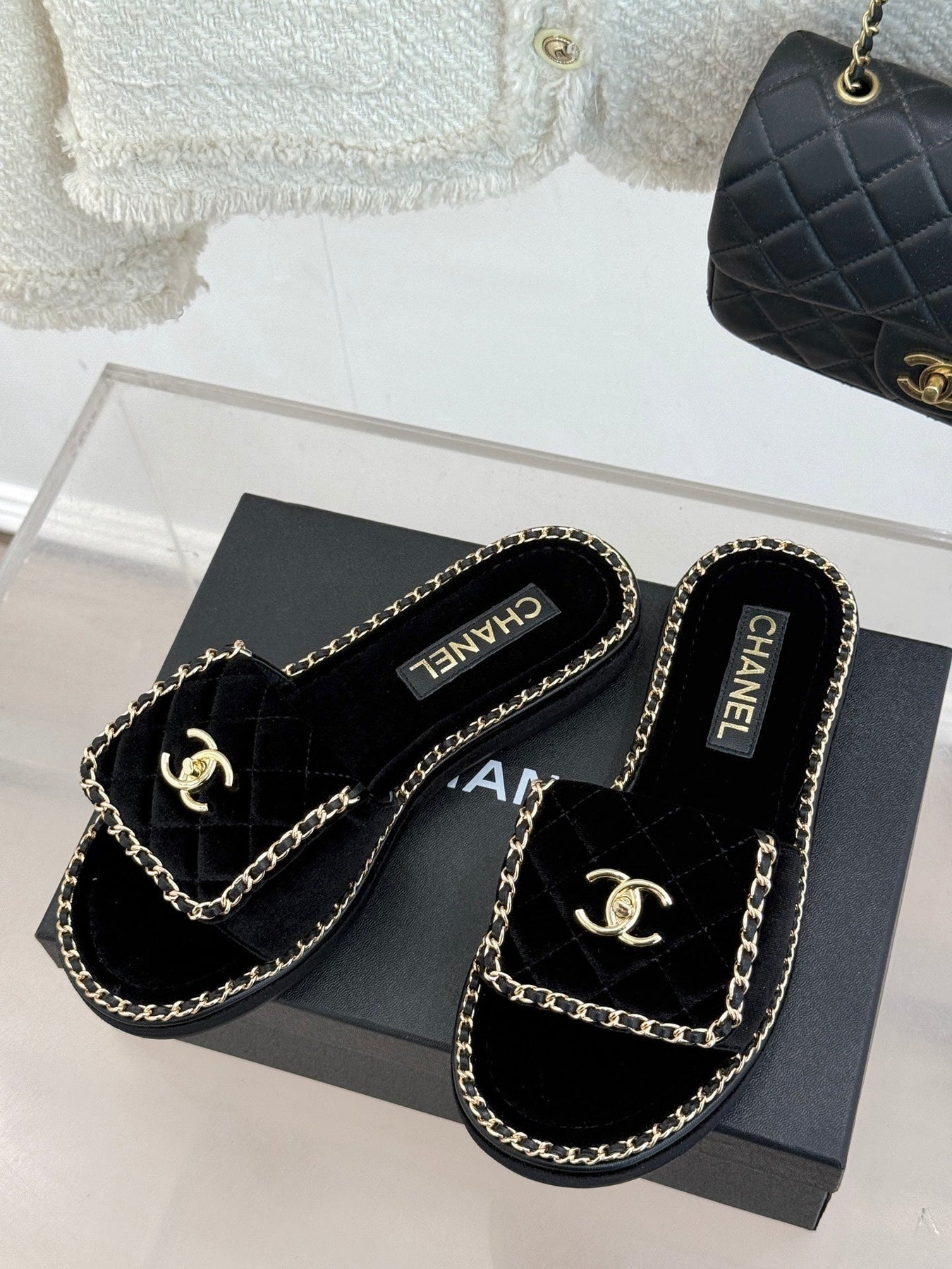 FLAT CHAIN HEART SLIPPER IN BLACK VELVET