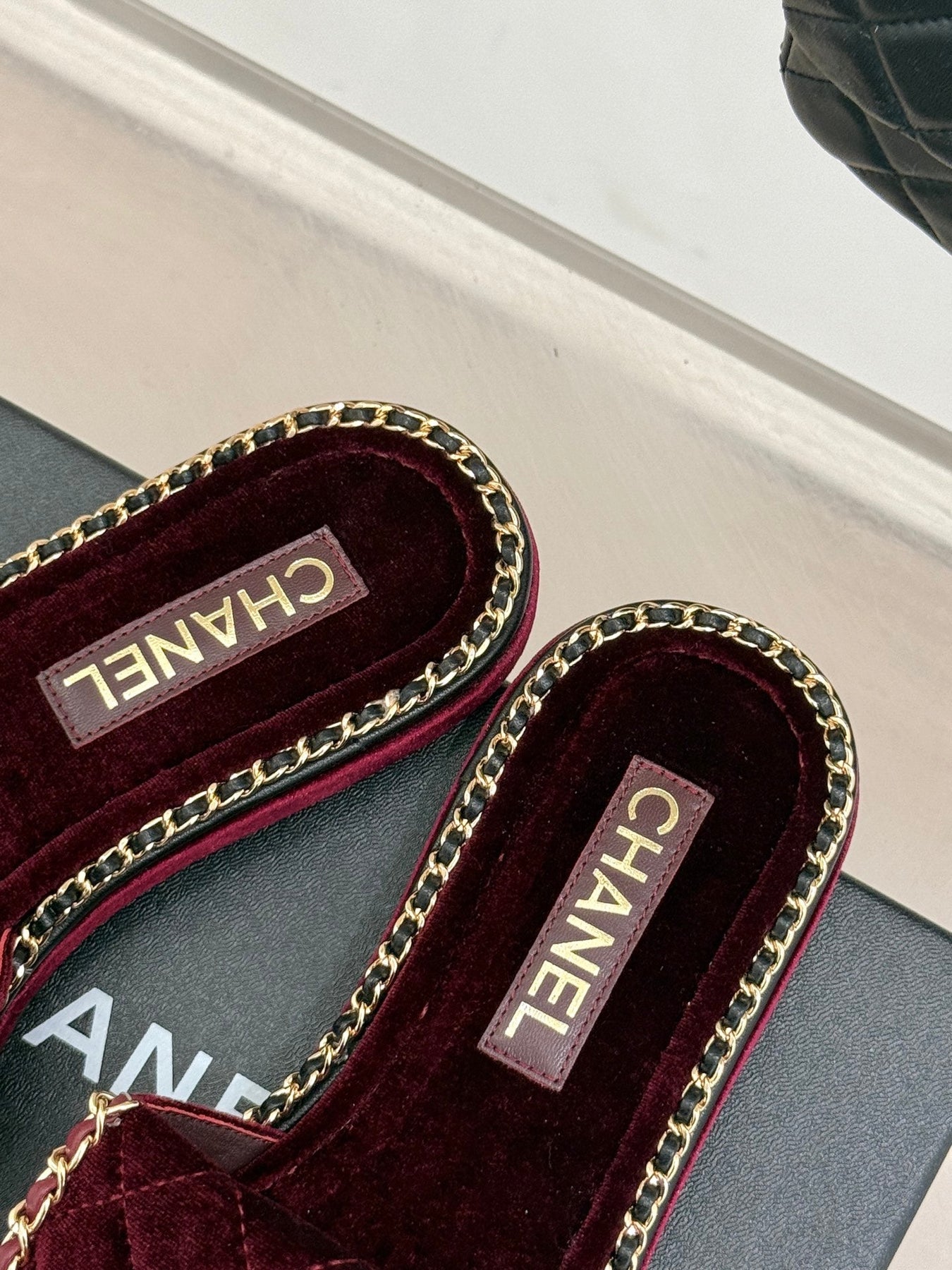 FLAT CHAIN HEART SLIPPER IN PLUM PURPLE VELVET