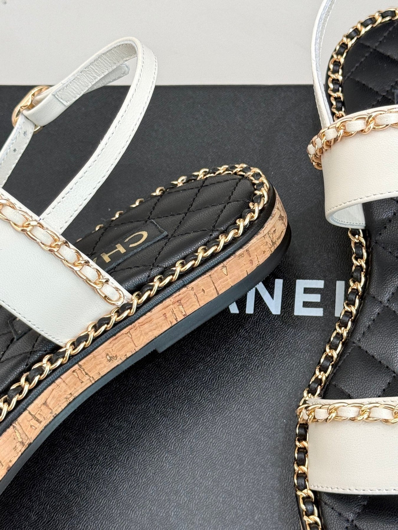 FLAT CHAIN HEART SANDAL IN WHITE LAMBSKIN