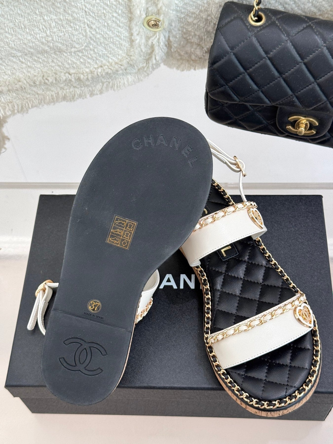 FLAT CHAIN HEART SANDAL IN WHITE LAMBSKIN