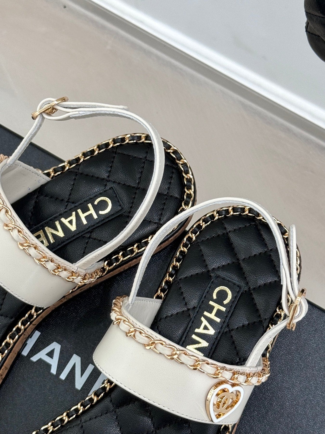 FLAT CHAIN HEART SANDAL IN WHITE LAMBSKIN