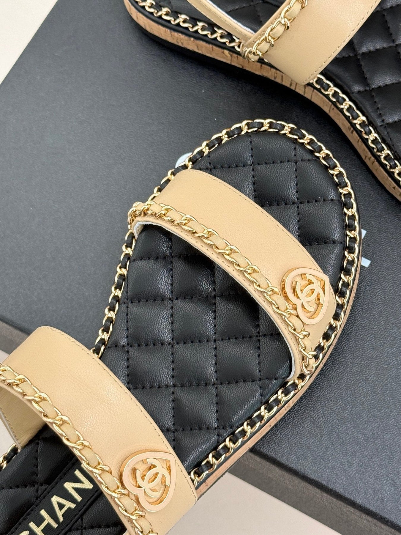 FLAT CHAIN HEART SANDAL IN BISQUE BEIGE LAMBSKIN