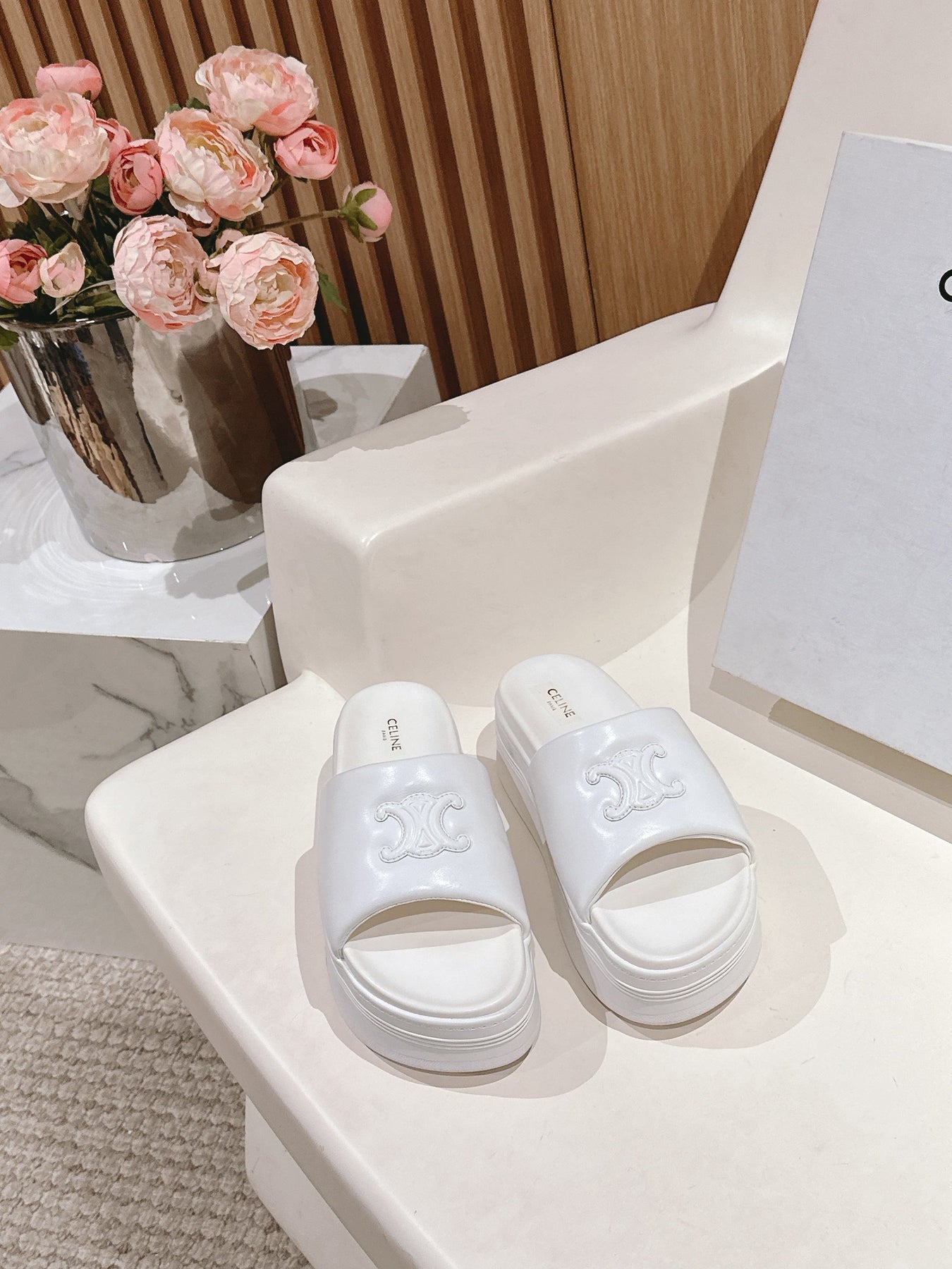 BLOCK SLIDE WITH TRIOMPHE IN WHITE SMOOTH LAMBSKIN