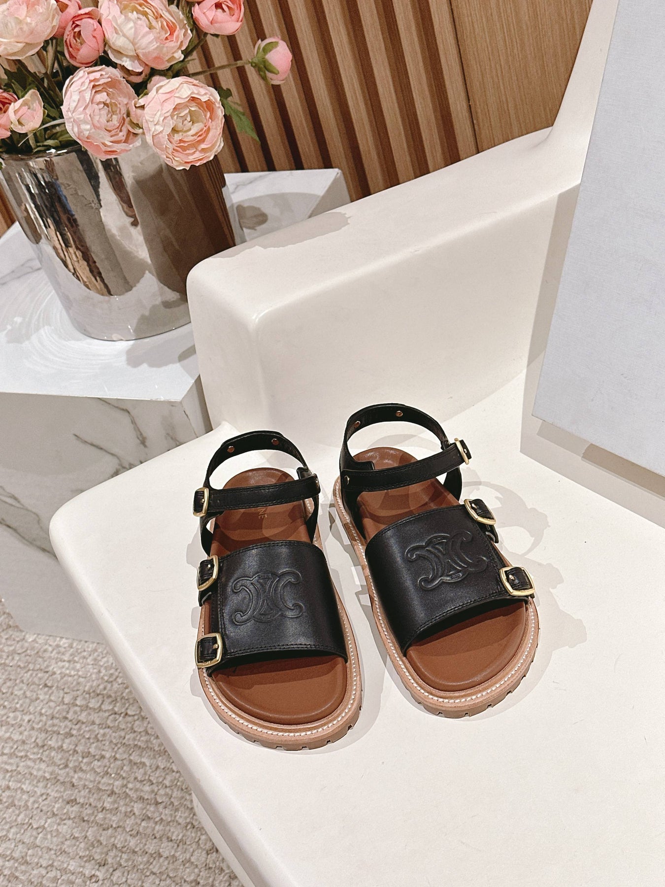 FLAT SANDALS IN BLACK TRIOMPHE EMBOSSED SMOOTH CALFSKIN