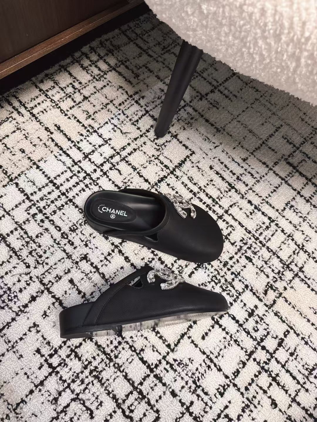 FLAT MULES IN BLACK CALFSKIN