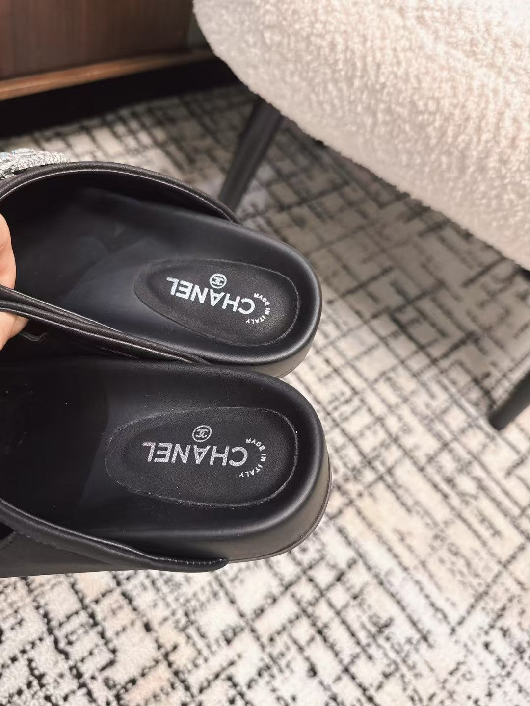 FLAT MULES IN BLACK CALFSKIN