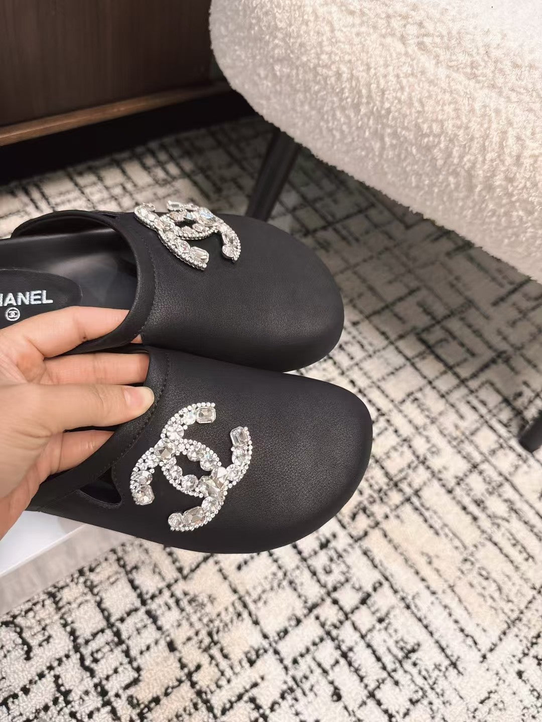 FLAT MULES IN BLACK CALFSKIN