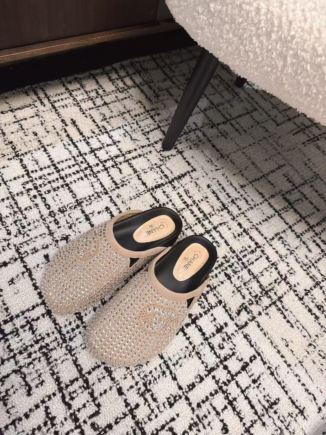 FLAT MULE IN LIGHT BROWN SUEDE WITH CRYSTALS