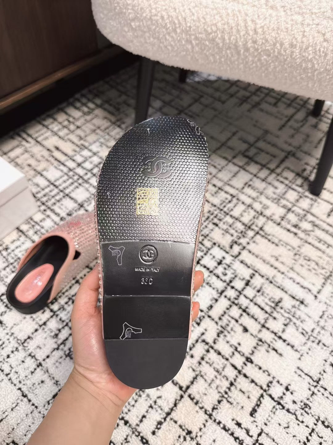 FLAT MULE IN LIGHT PINK SUEDE WITH CRYSTALS