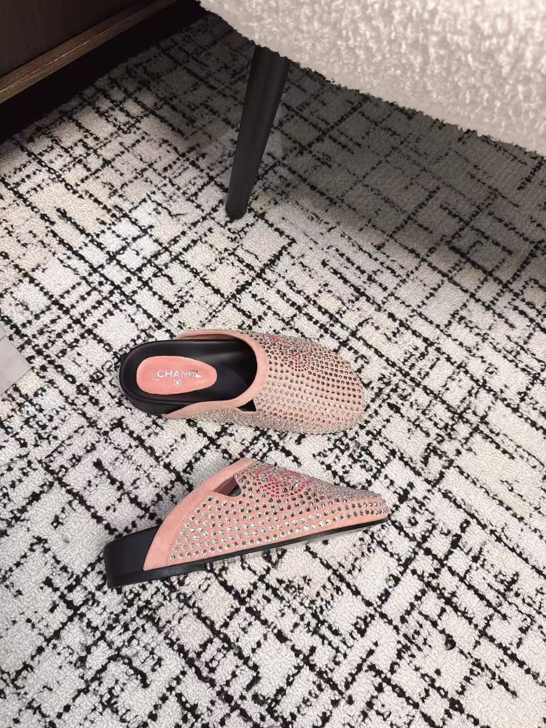 FLAT MULE IN LIGHT PINK SUEDE WITH CRYSTALS