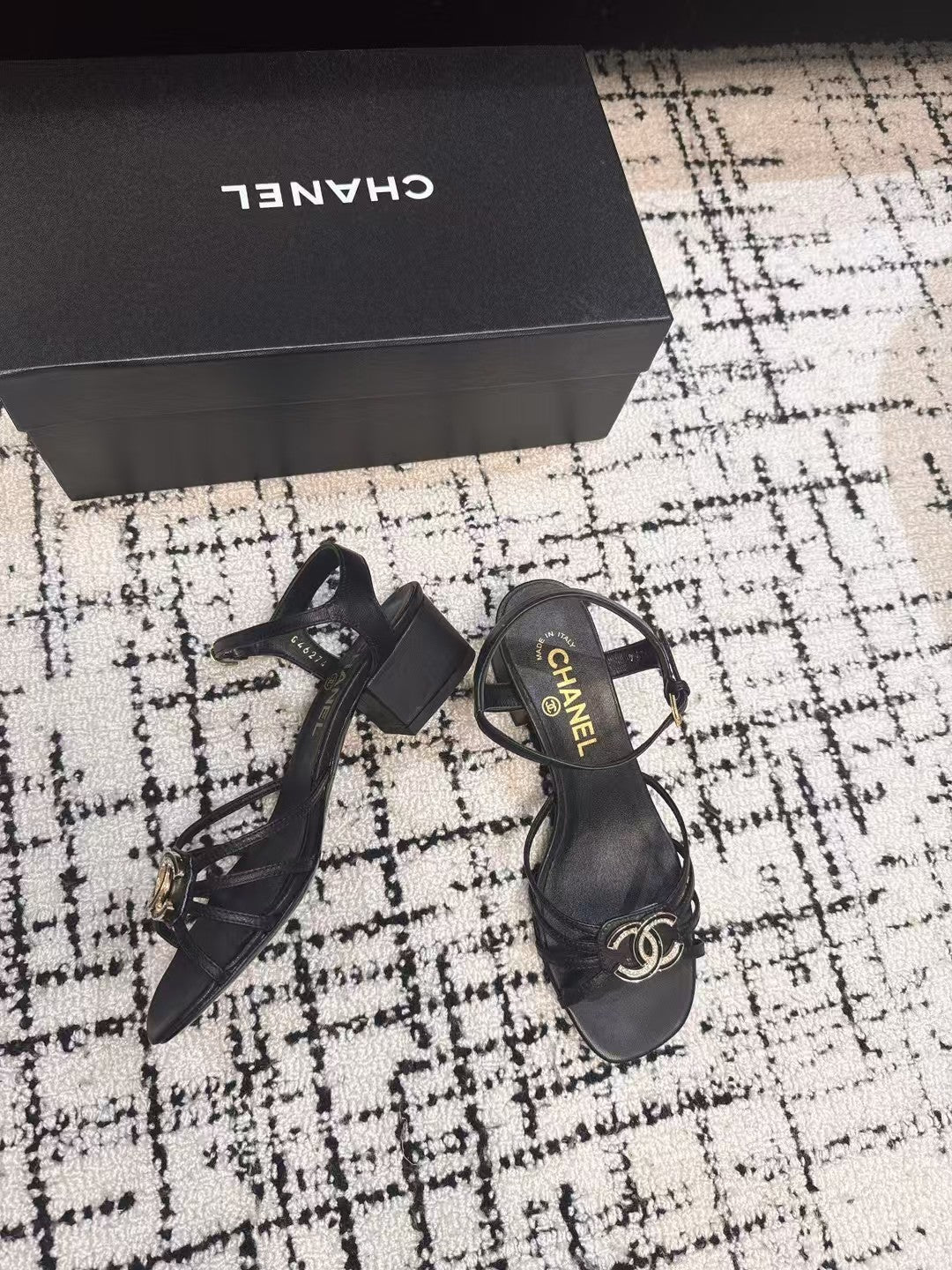 MID HEEL SANDALS IN BLACK LAMBSKIN