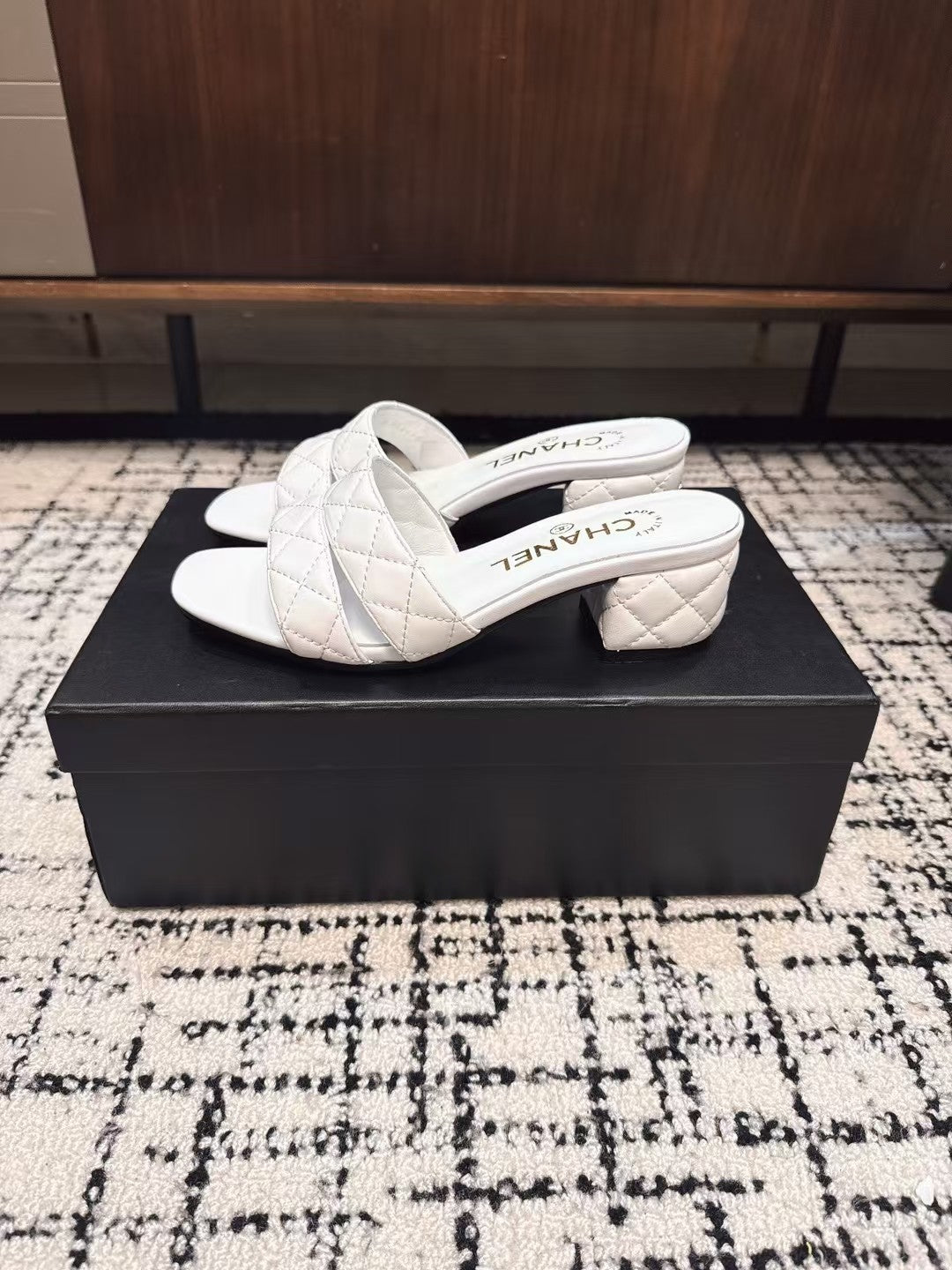 MID HEEL MULES IN WHITE SHEEPSKIN