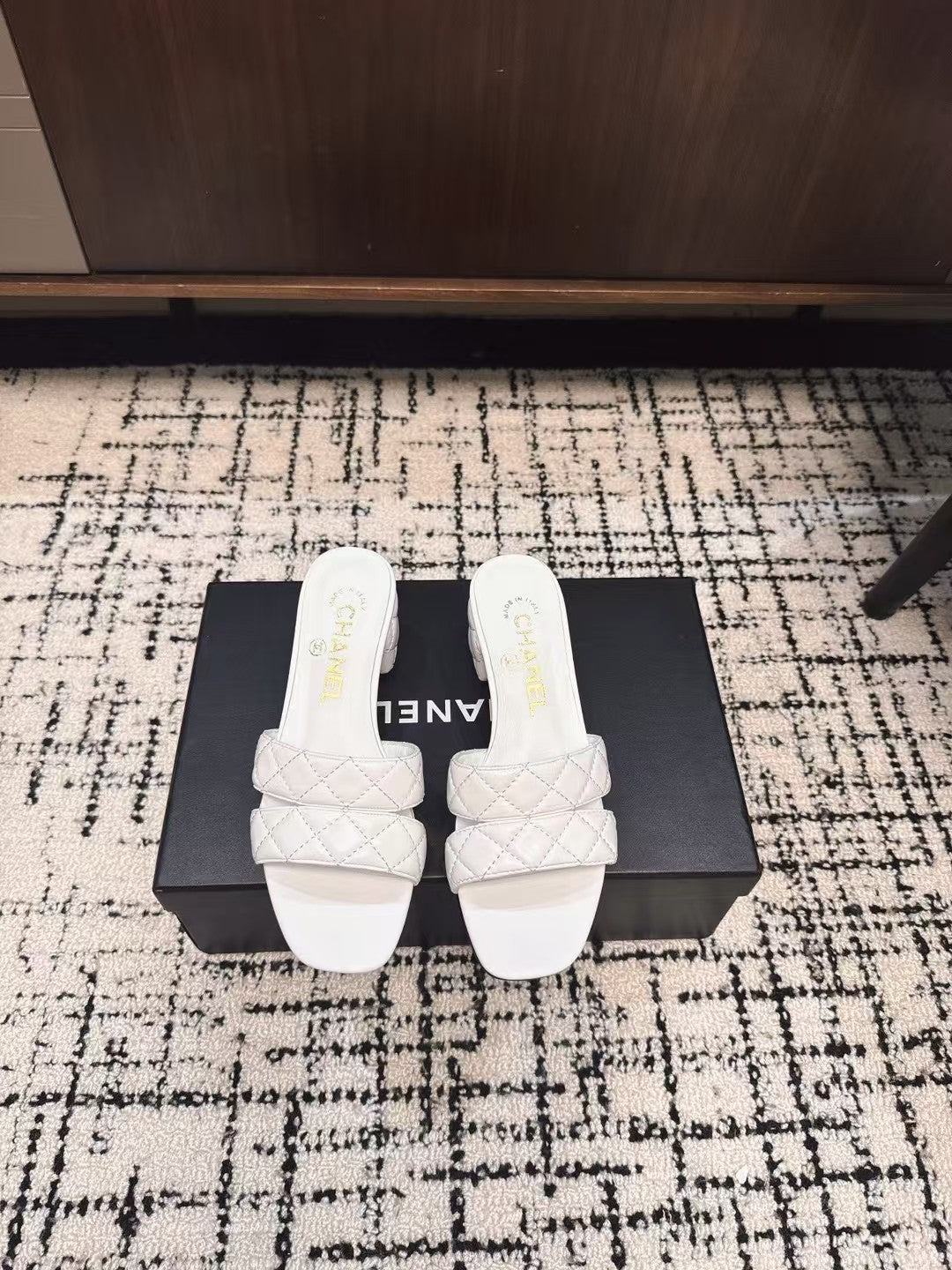 MID HEEL MULES IN WHITE SHEEPSKIN