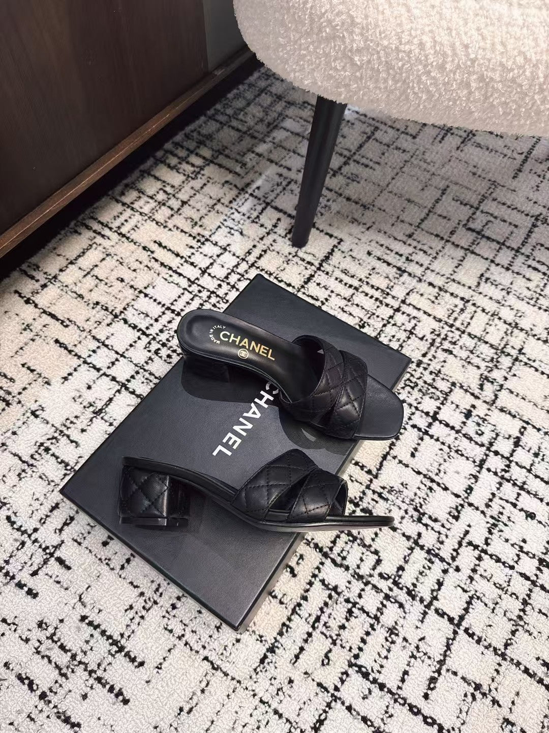 MID HEEL MULES IN BLACK SHEEPSKIN