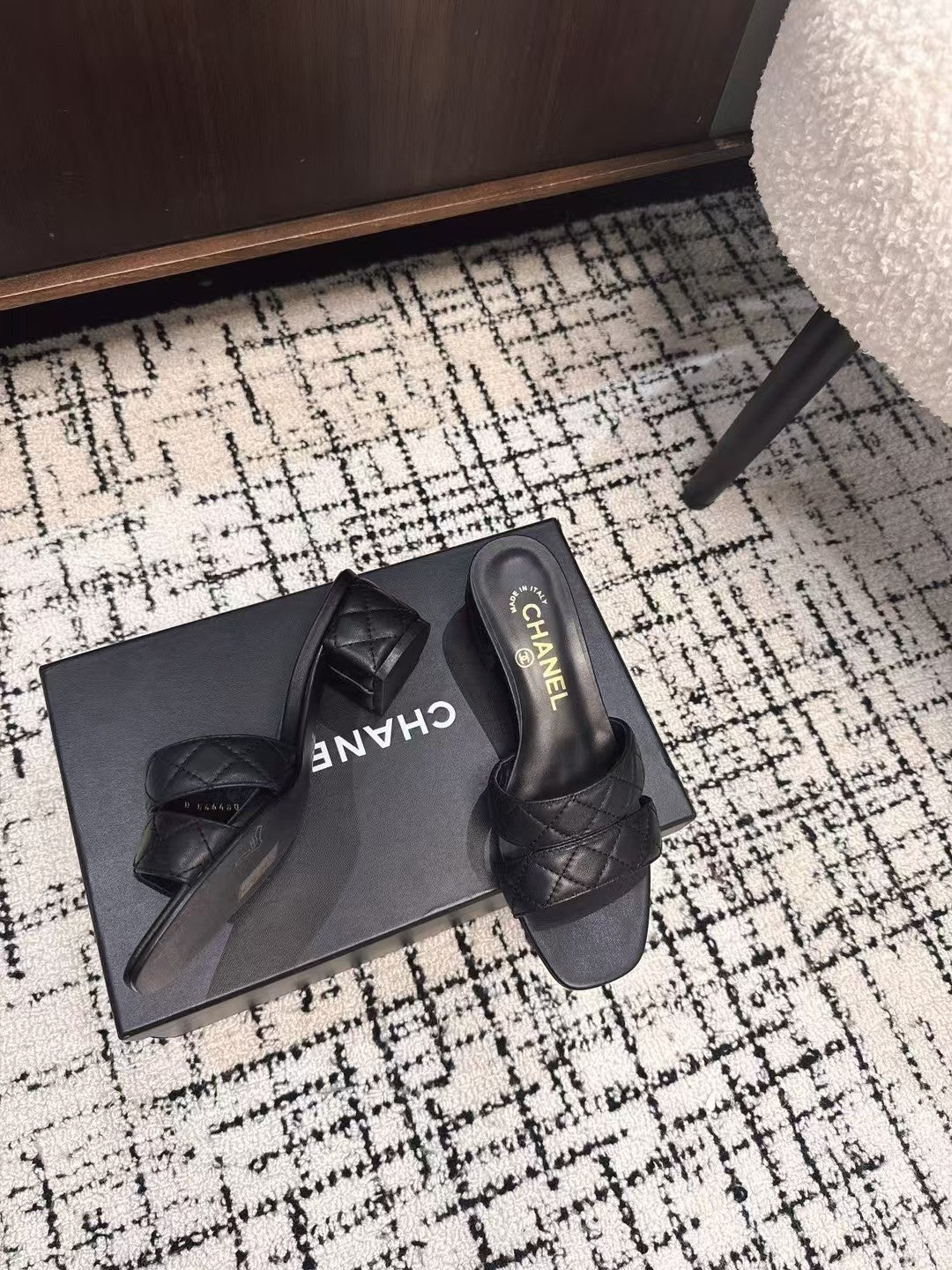 MID HEEL MULES IN BLACK SHEEPSKIN