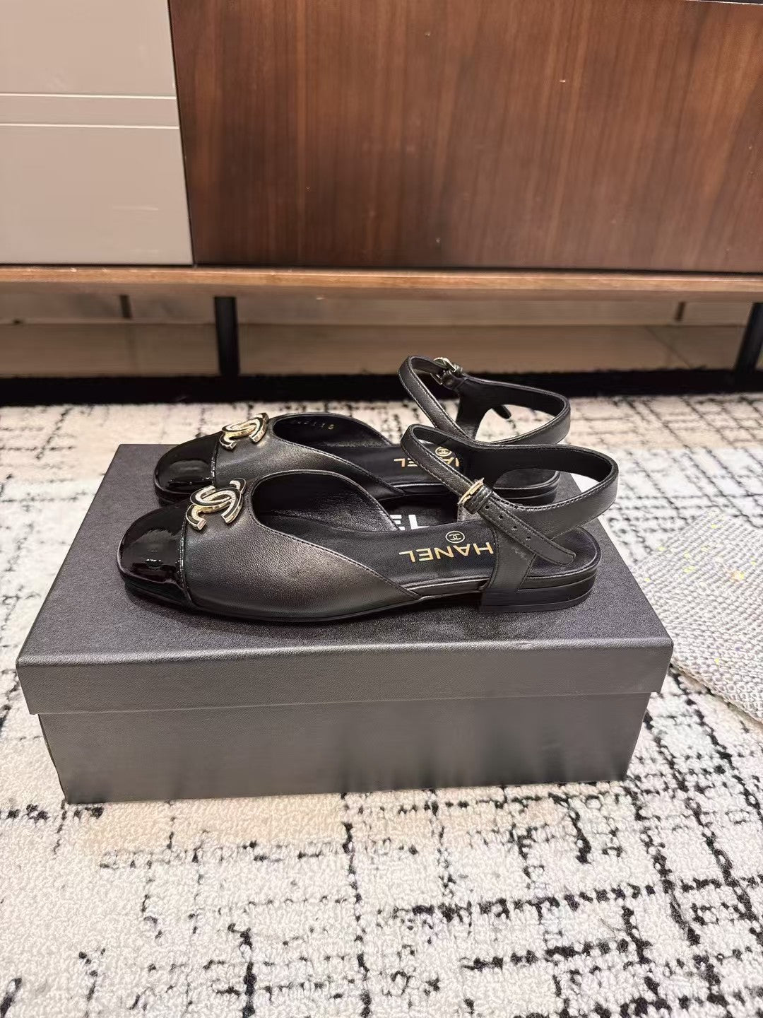 FLAT SLINGBACKS IN BLACK CALFSKIN