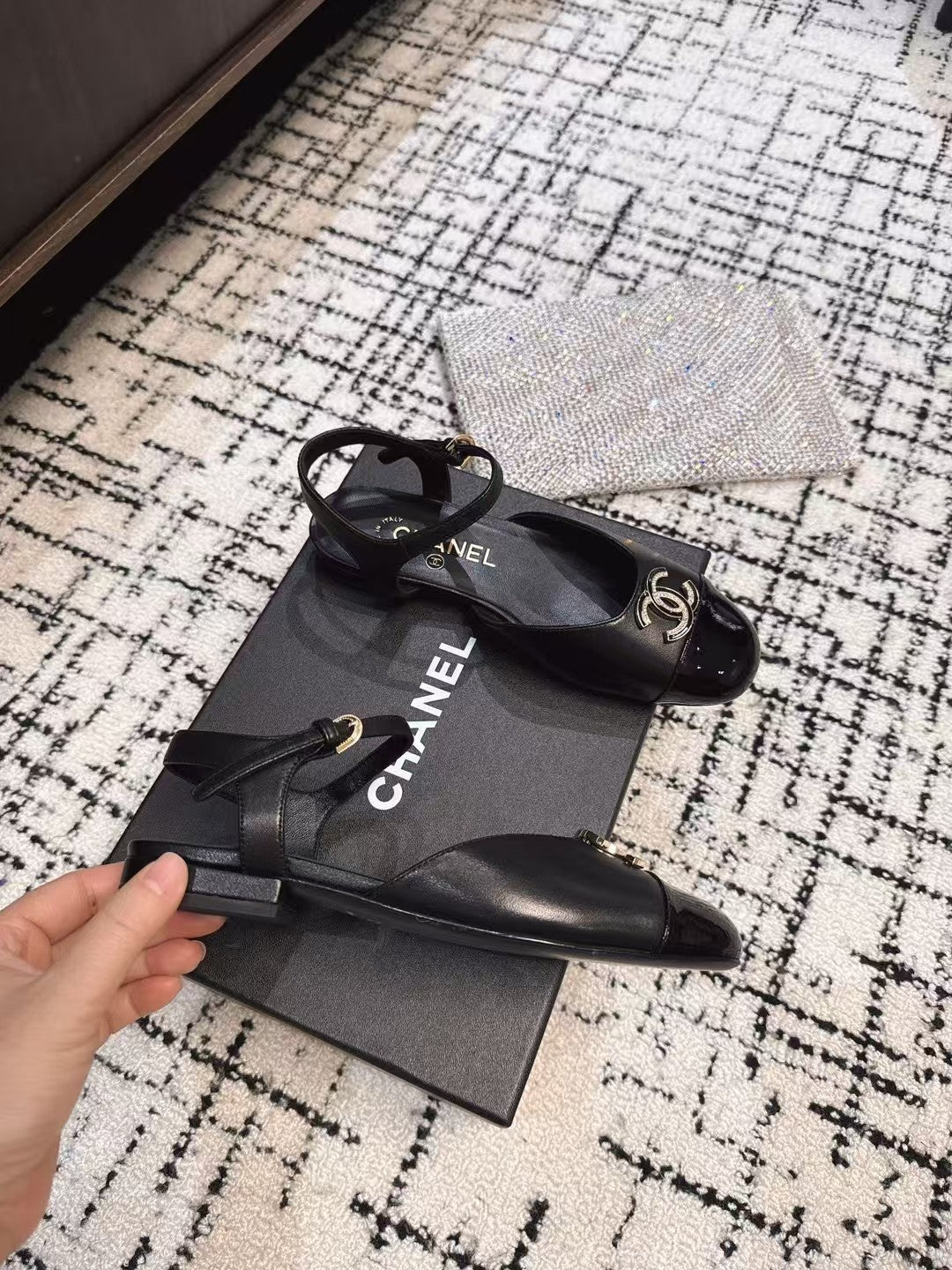 FLAT SLINGBACKS IN BLACK CALFSKIN