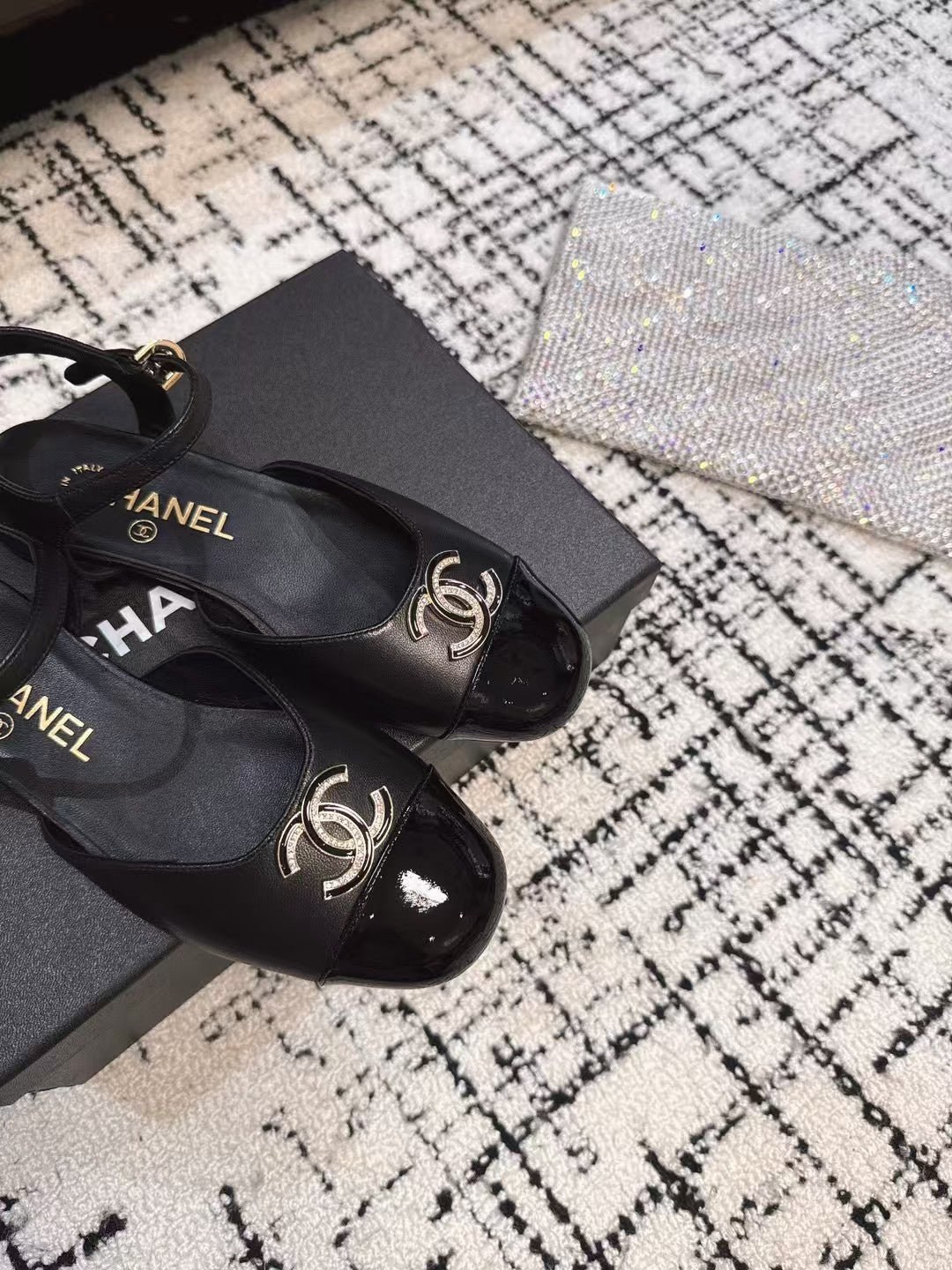 FLAT SLINGBACKS IN BLACK CALFSKIN