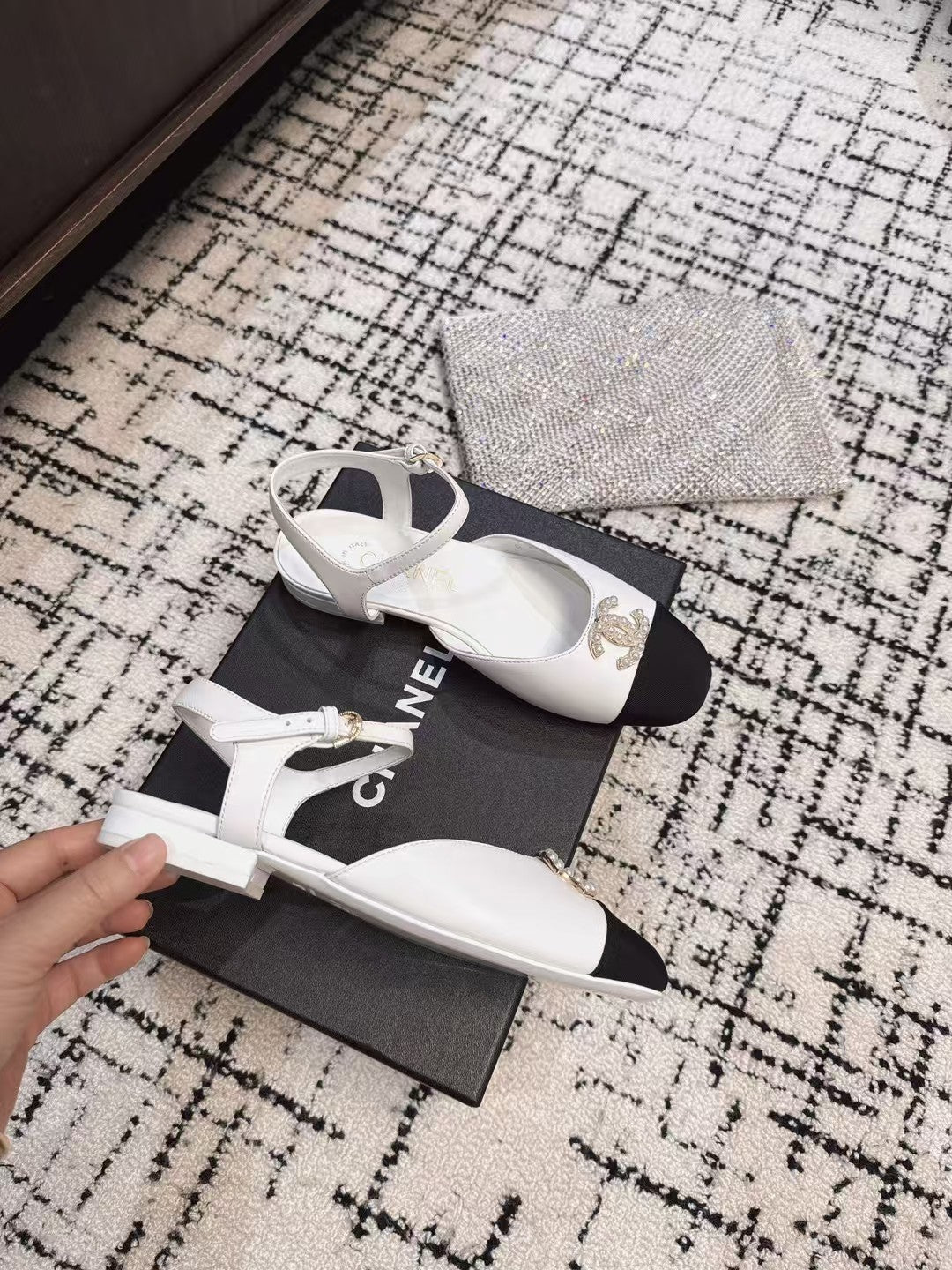 FLAT SLINGBACKS IN WHITE CALFSKIN AND BLACK FABRIC