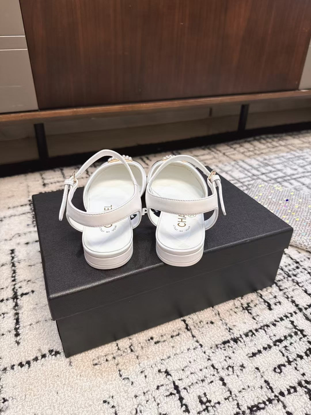 FLAT SLINGBACKS IN WHITE CALFSKIN AND BLACK FABRIC